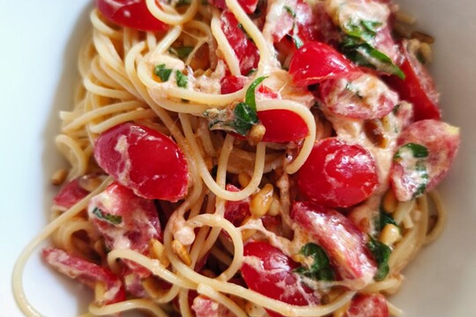 Spaghetti mit Burrata und Tomaten