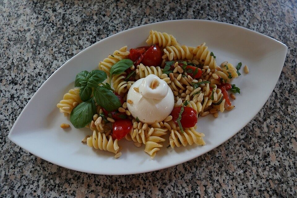 Spaghetti mit Burrata und Tomaten