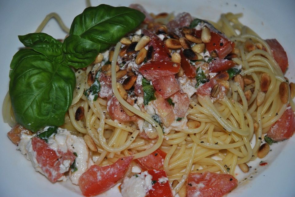 Spaghetti mit Burrata und Tomaten