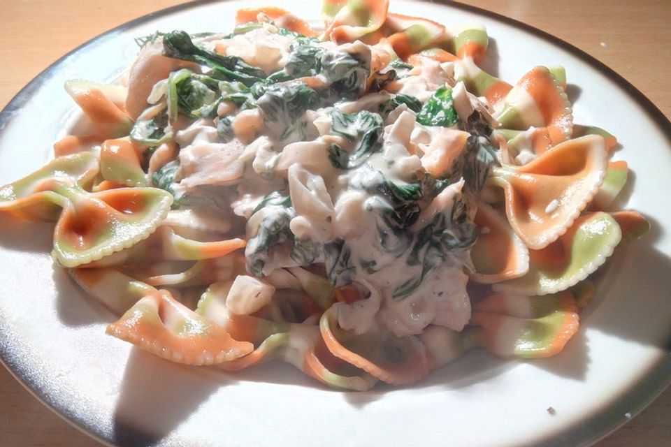 Bandnudeln mit Lachs und Blattspinat