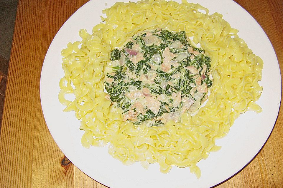 Bandnudeln mit Lachs und Blattspinat