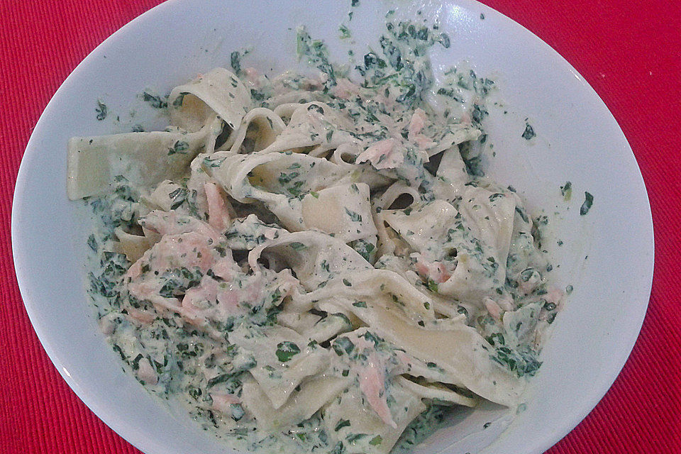 Bandnudeln mit Lachs und Blattspinat