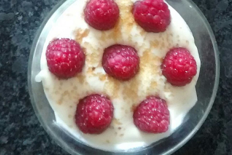 Mascarponecreme mit Apfelmus und Himbeeren