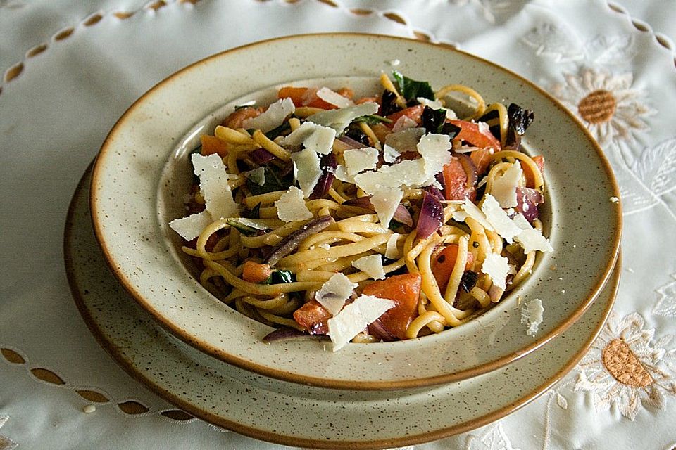 Spaghetti mit roten Zwiebeln und Tomaten