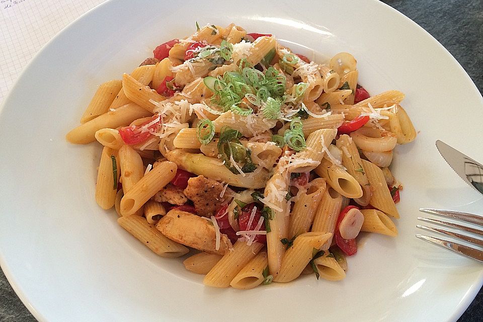 Penne rigate mit gebratenem Spargel und scharfer Hähnchenbrust