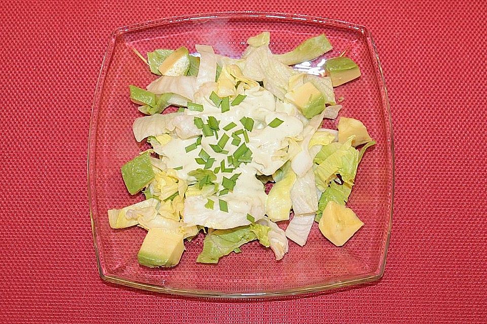 Eisbergsalat in Sauerrahm-Avocado Dressing