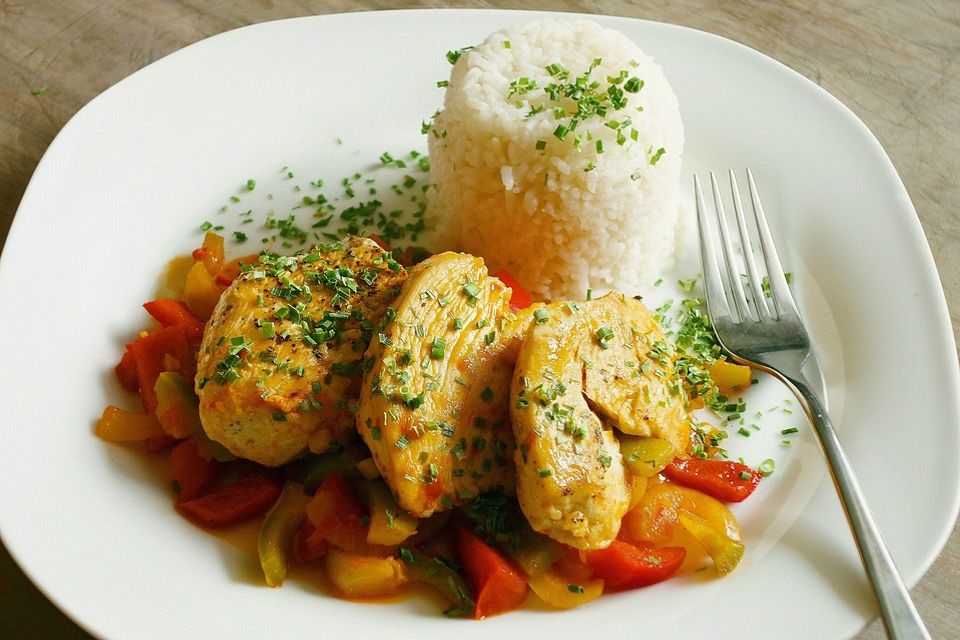 Feuriges Hähnchenschnitzel mit Knoblauch-Paprika-Gemüse