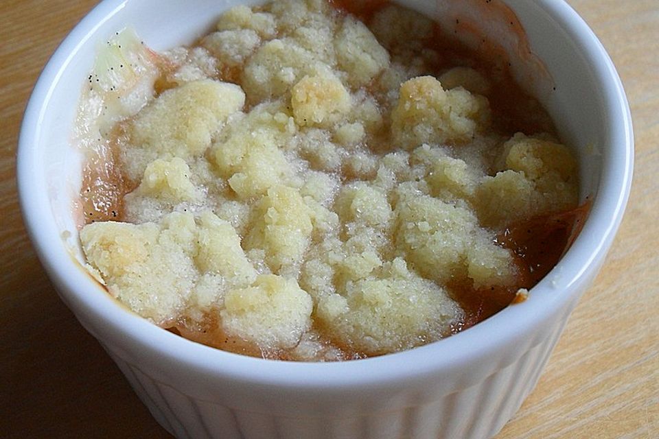 Schneller Rhabarberstreuselkuchen mit Pudding