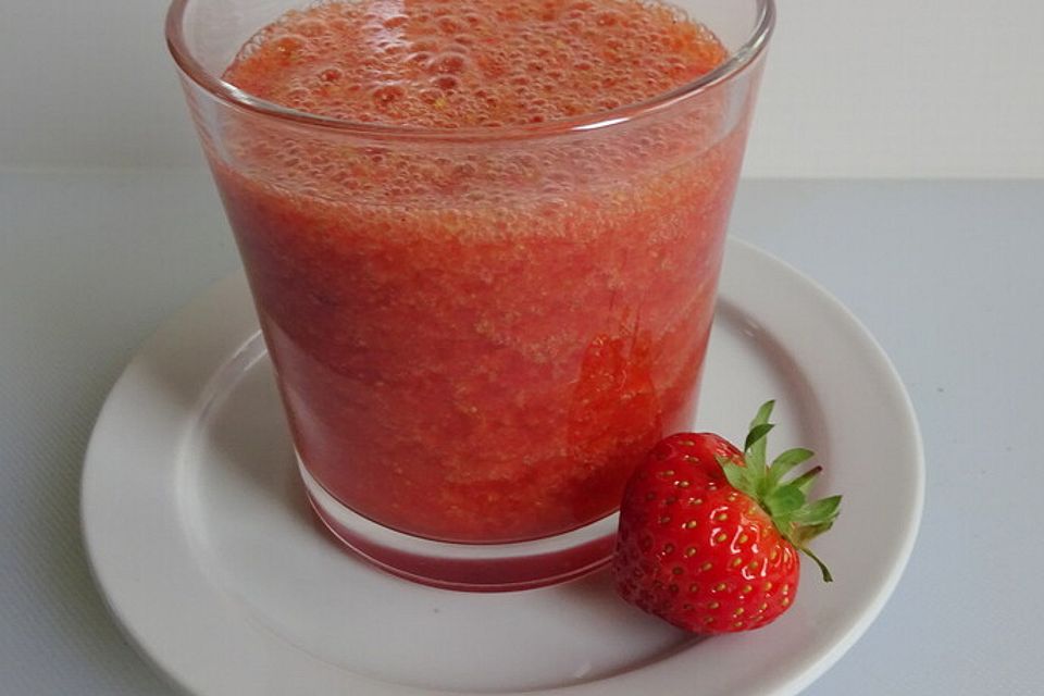 Sommersmoothie mit Erdbeeren und Salat