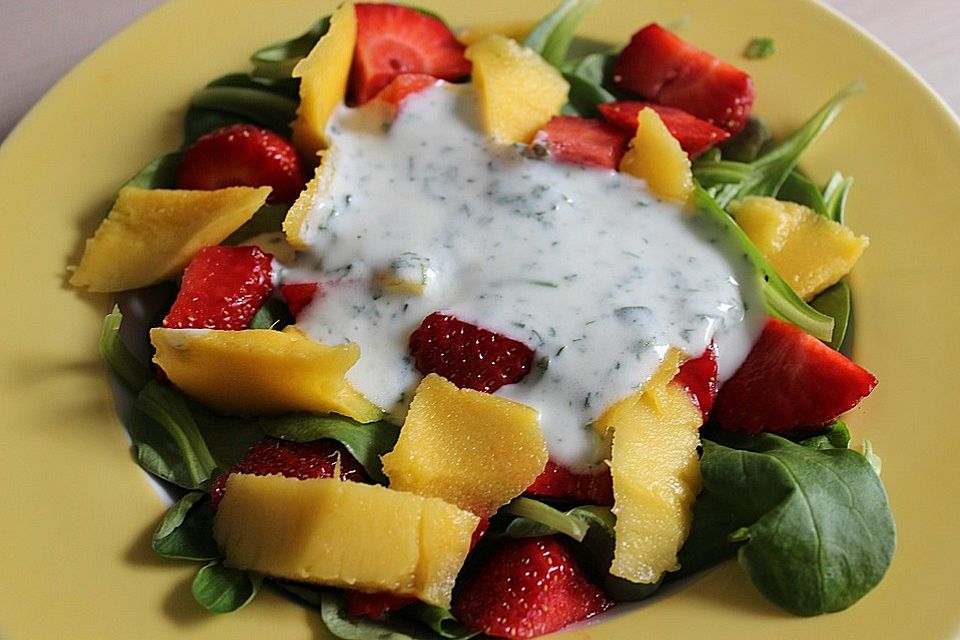 Feldsalat mit Mango und Erdbeeren im Joghurtdressing