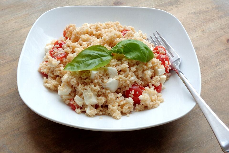 Couscoussalat mit Tomate und Mozzarella