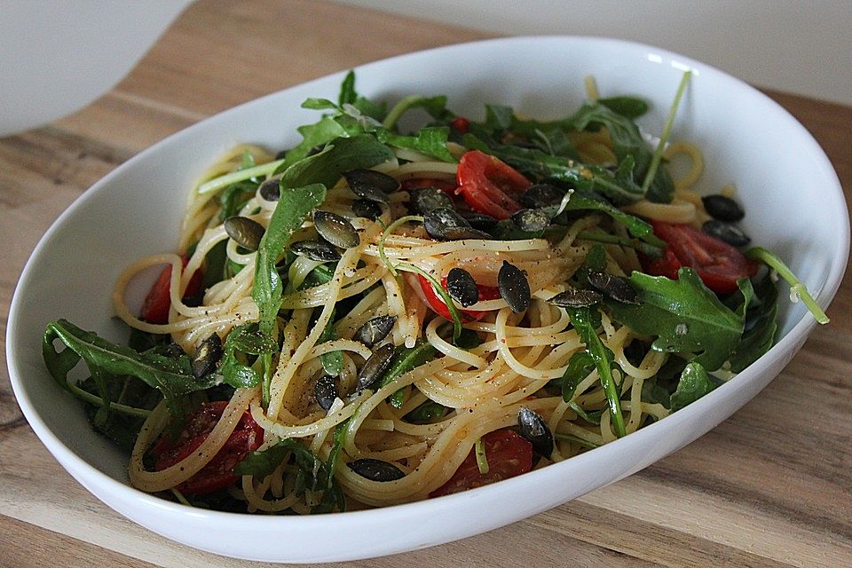 Spaghetti mit Rucola und Pinienkernen