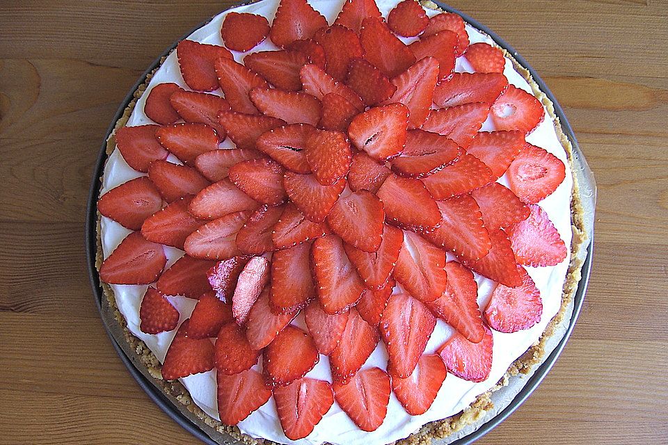 Ziegenfrischkäsetorte mit Erdbeeren