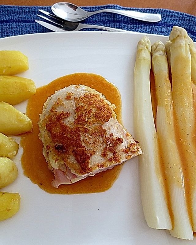 Cordon bleu von der Maispoulardenbrust in Panko mit Sauce Hollandaise, Spargel und tournierten Kartoffeln