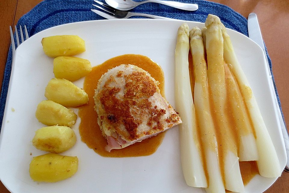 Cordon bleu von der Maispoulardenbrust in Panko mit Sauce Hollandaise, Spargel und tournierten Kartoffeln