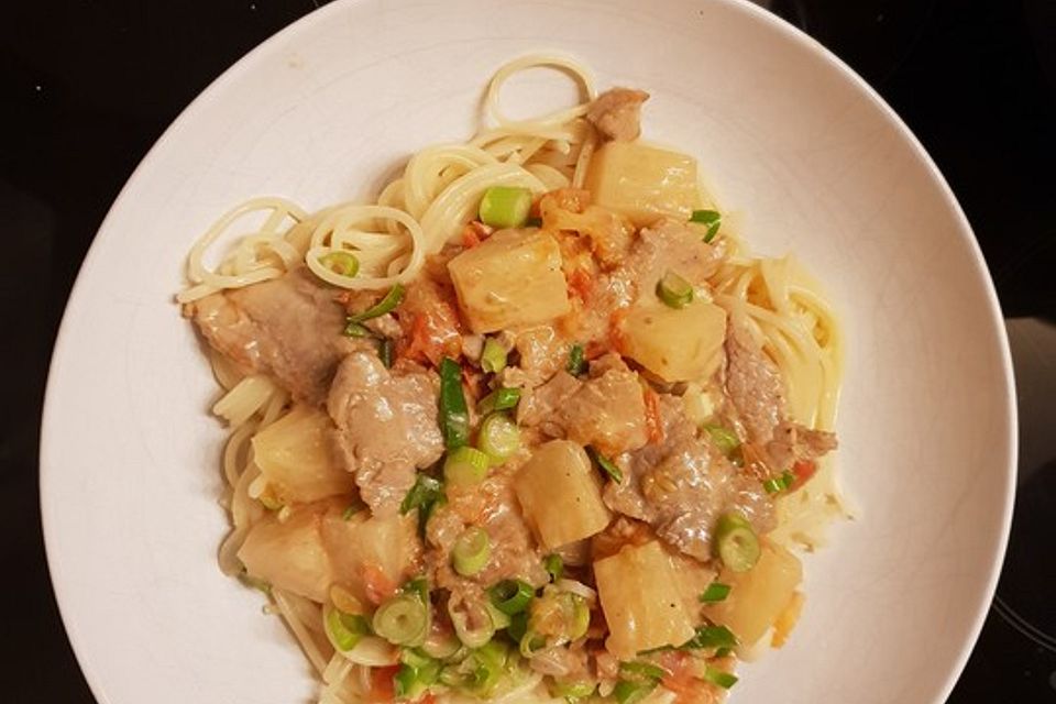 Spaghetti mit süß-saurer Tomatensauce