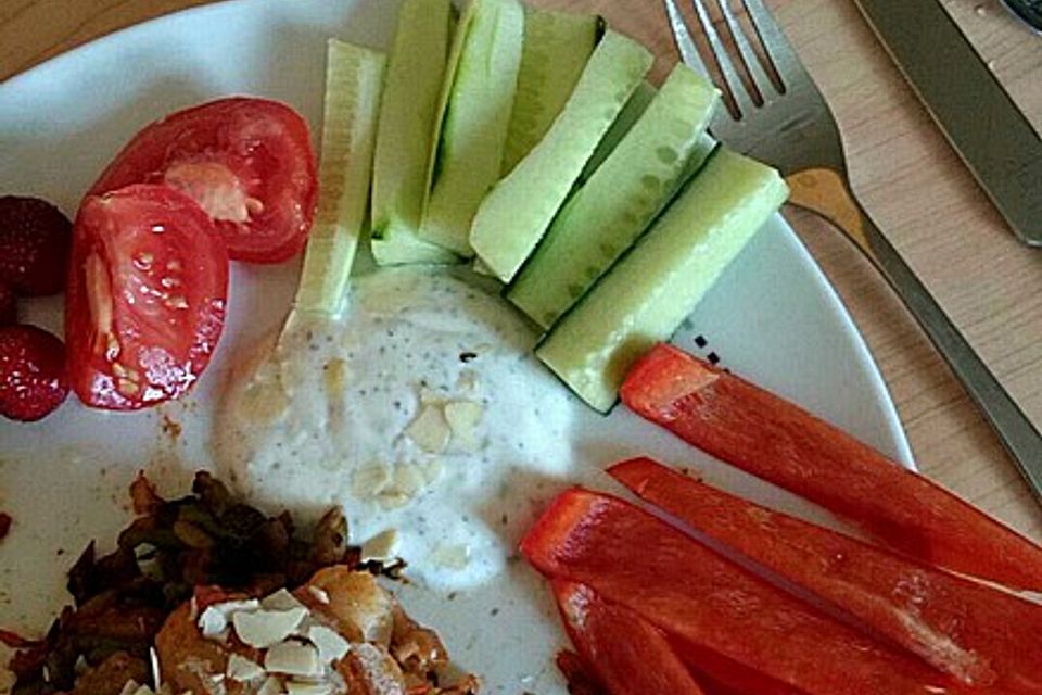 Fisch auf Tomatenbohnen mit knackigem Dip und Erdbeerjoghurt