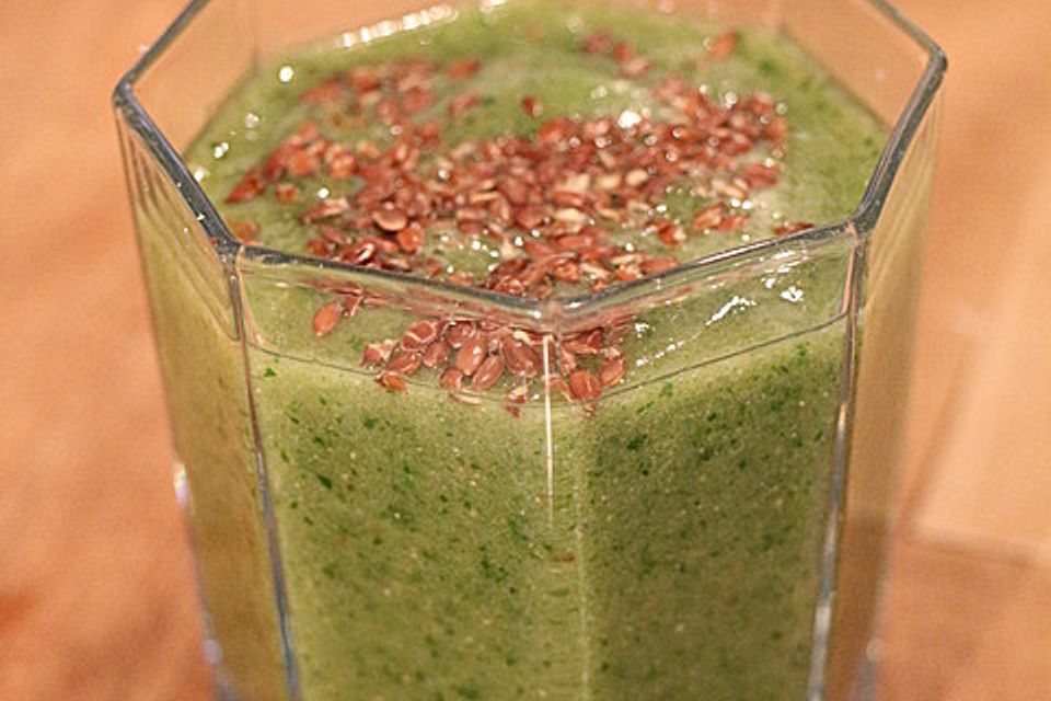 Grüner Smoothie mit Obst und Gemüse