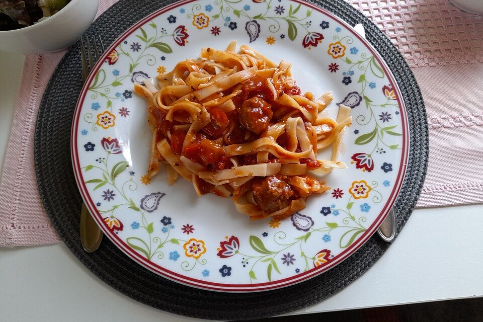 Tagliatelle mit Garnelen in Tomaten-Paprika-Sauce