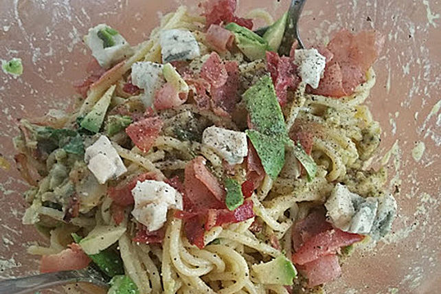 Deftiger Nudelsalat mit Avocado, Schinken und Gorgonzola von akahlig ...