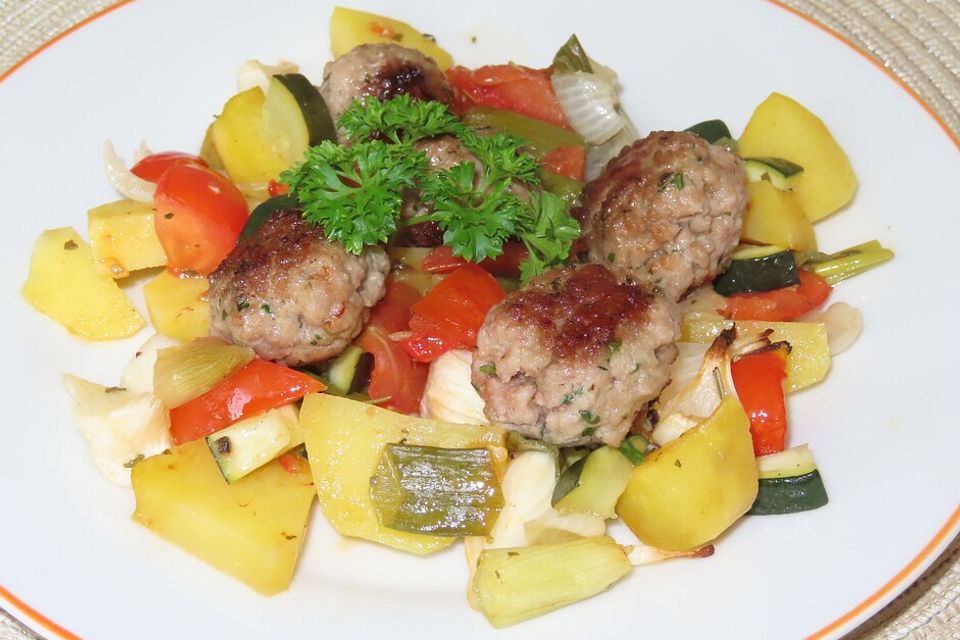 Fleischbällchen auf Tomaten und Kartoffeln