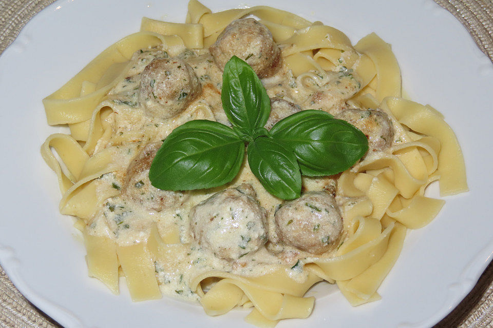 Hackbällchen mit Tagliatelle in Kräuter-Rahm-Sauce