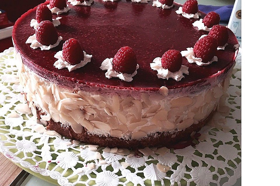 Windbeuteltorte mit Himbeeren und Sauerrahm