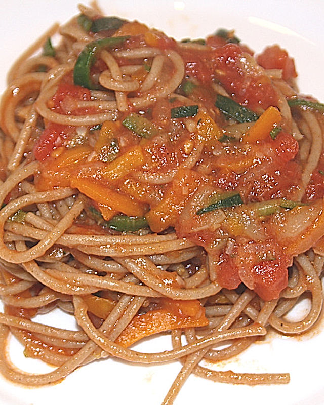 Spaghetti mit Gemüsespiralen und Tomatensauce