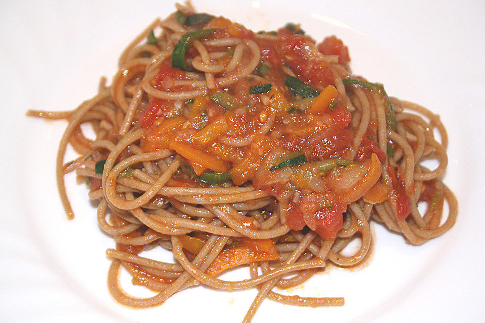 Spaghetti mit Gemüsespiralen und Tomatensauce