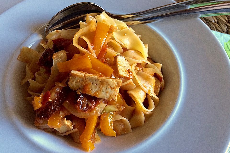 Tofu-Fenchel-Paprika-Tagliatelle mit Tomaten