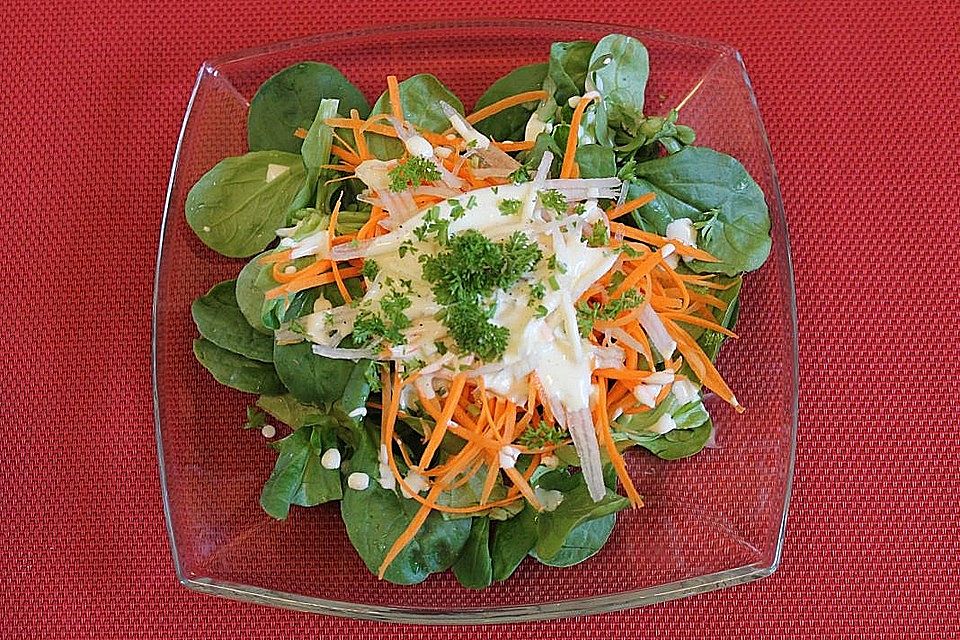 Feldsalat mit Karotte und Kohlrabi in cremigem Dressing