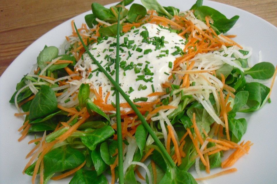 Feldsalat mit Karotte und Kohlrabi in cremigem Dressing