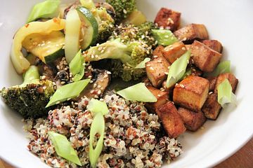 Tofu BBQ Bowl mit Bratgemüse und Quinoa
