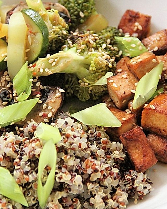 Tofu BBQ Bowl mit Bratgemüse und Quinoa