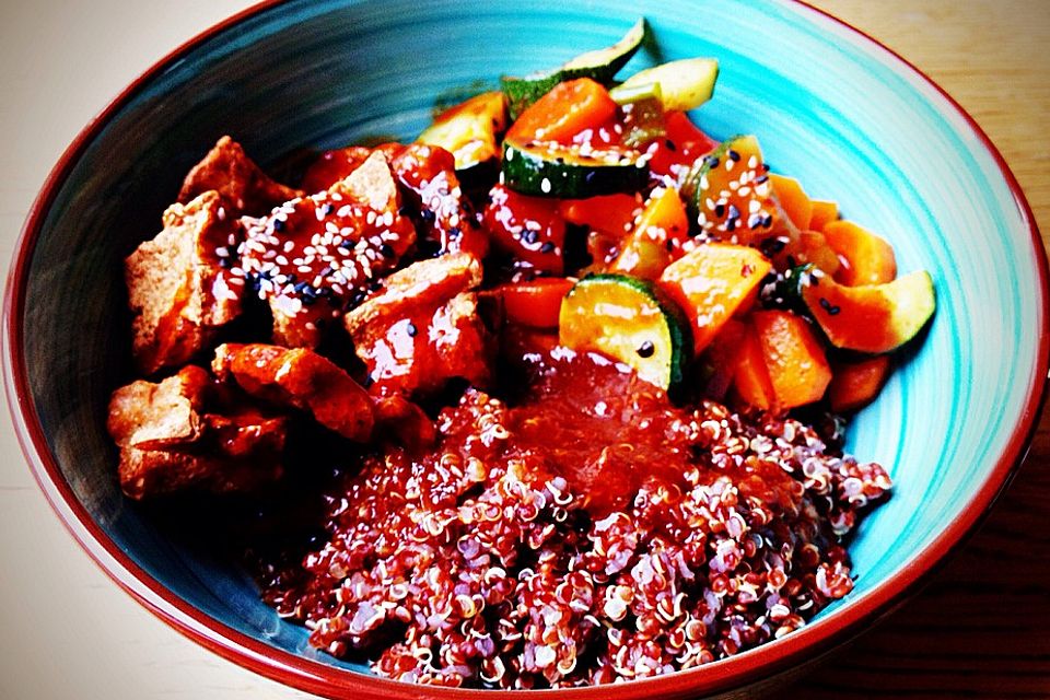 Tofu BBQ Bowl mit Bratgemüse und Quinoa