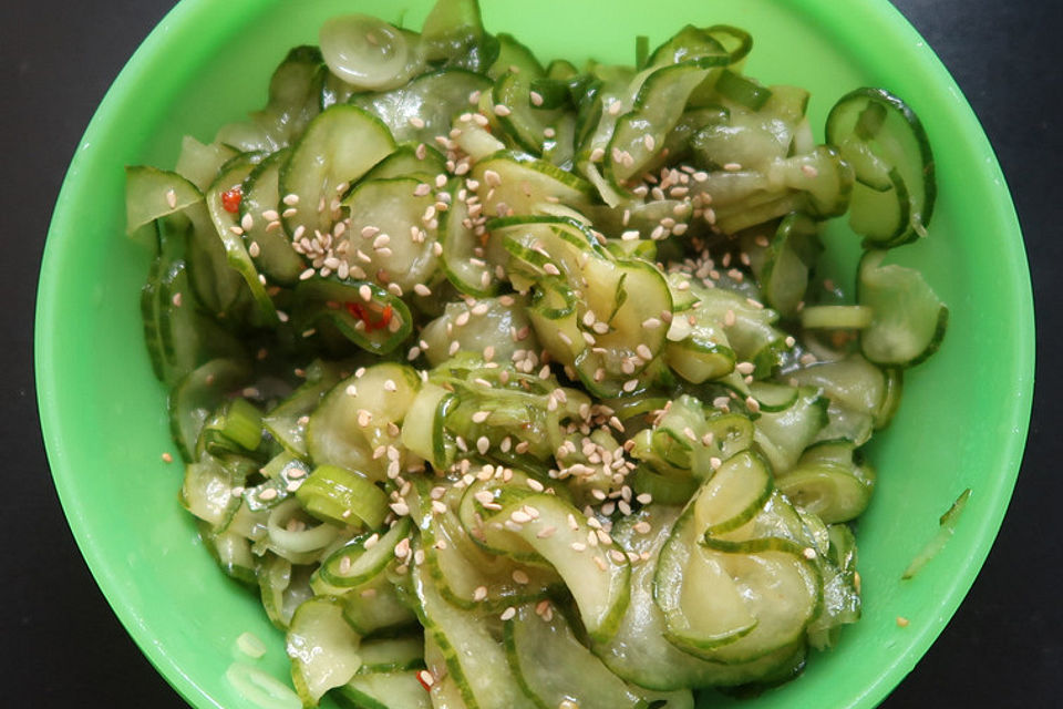 Scharfer koreanischer Gurkensalat