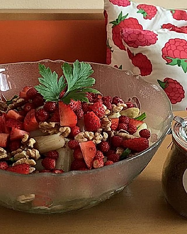 Erdbeer-Spargel-Salat auf Rucola mit gerösteten Walnüssen