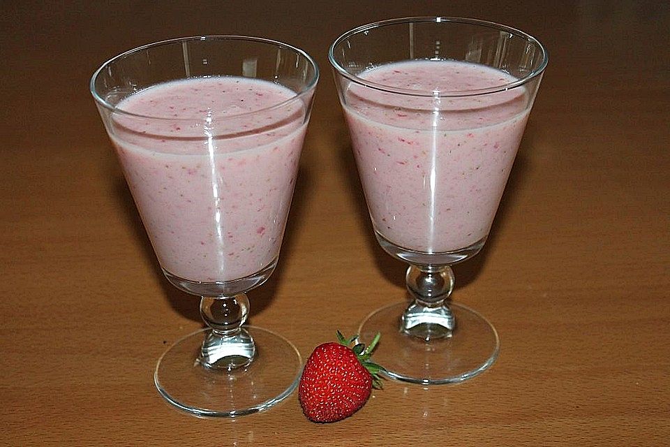 Smoothie mit Erdbeeren, Galiamelone und Banane