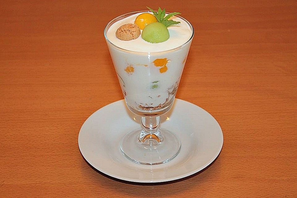 Galiamelone-Mango-Dessert mit Amarettini