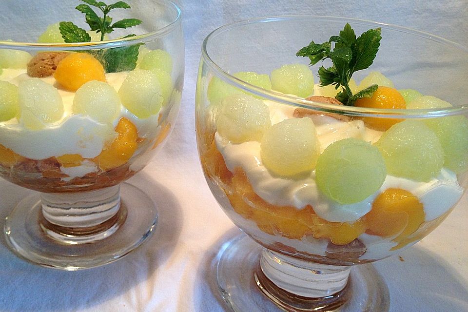 Galiamelone-Mango-Dessert mit Amarettini