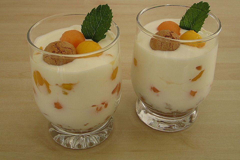 Galiamelone-Mango-Dessert mit Amarettini