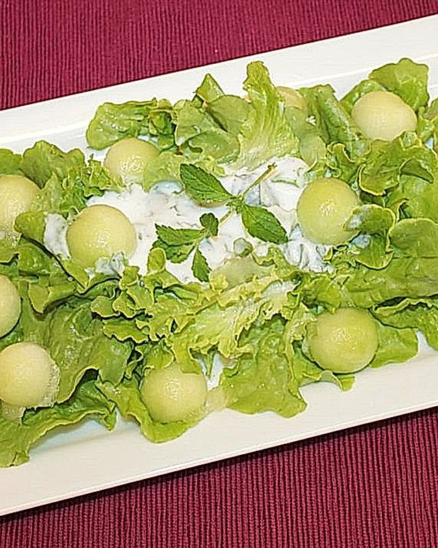 Eichblattsalat mit Joghurtdressing und Galiamelonenkugeln