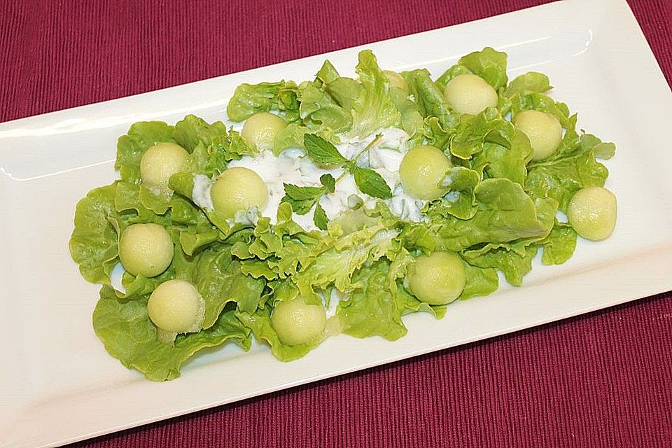 Eichblattsalat mit Joghurtdressing und Galiamelonenkugeln