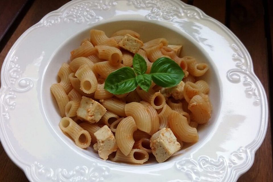 Nudeln mit Tomaten-Tofu-Soße