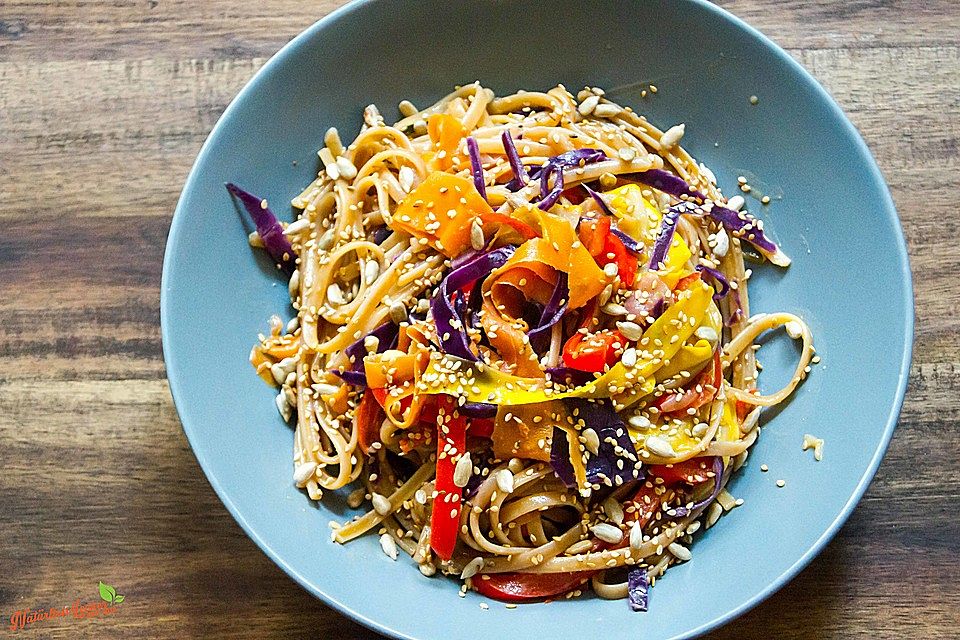 Pasta mit viel buntem Gemüse