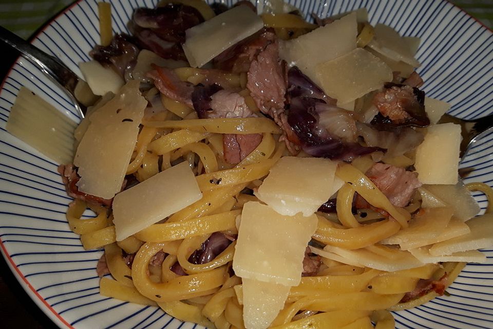 Pasta mit Radicchio und Prosciutto