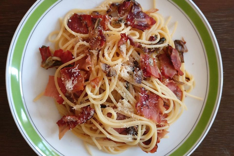 Pasta mit Radicchio und Prosciutto