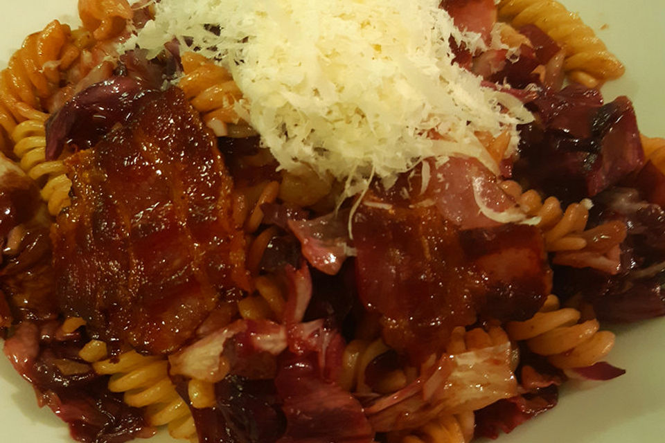 Pasta mit Radicchio und Prosciutto