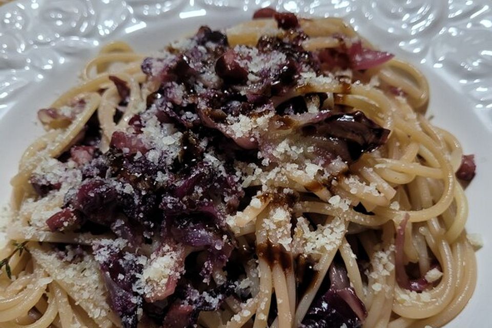 Pasta mit Radicchio und Prosciutto