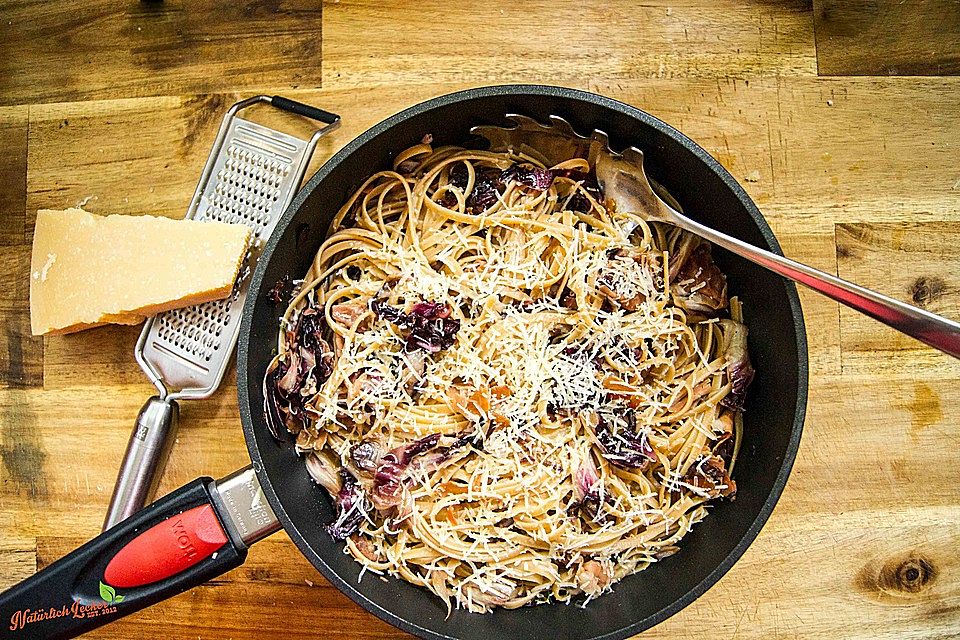 Pasta mit Radicchio und Prosciutto